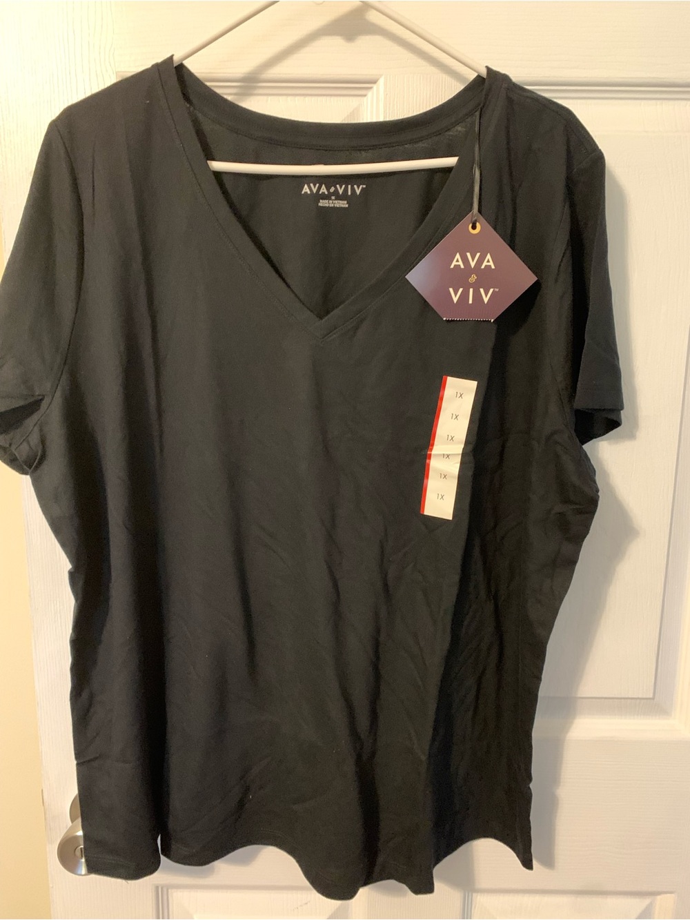Ava & Viv NWT’s women’s size 1X v-neck black tee